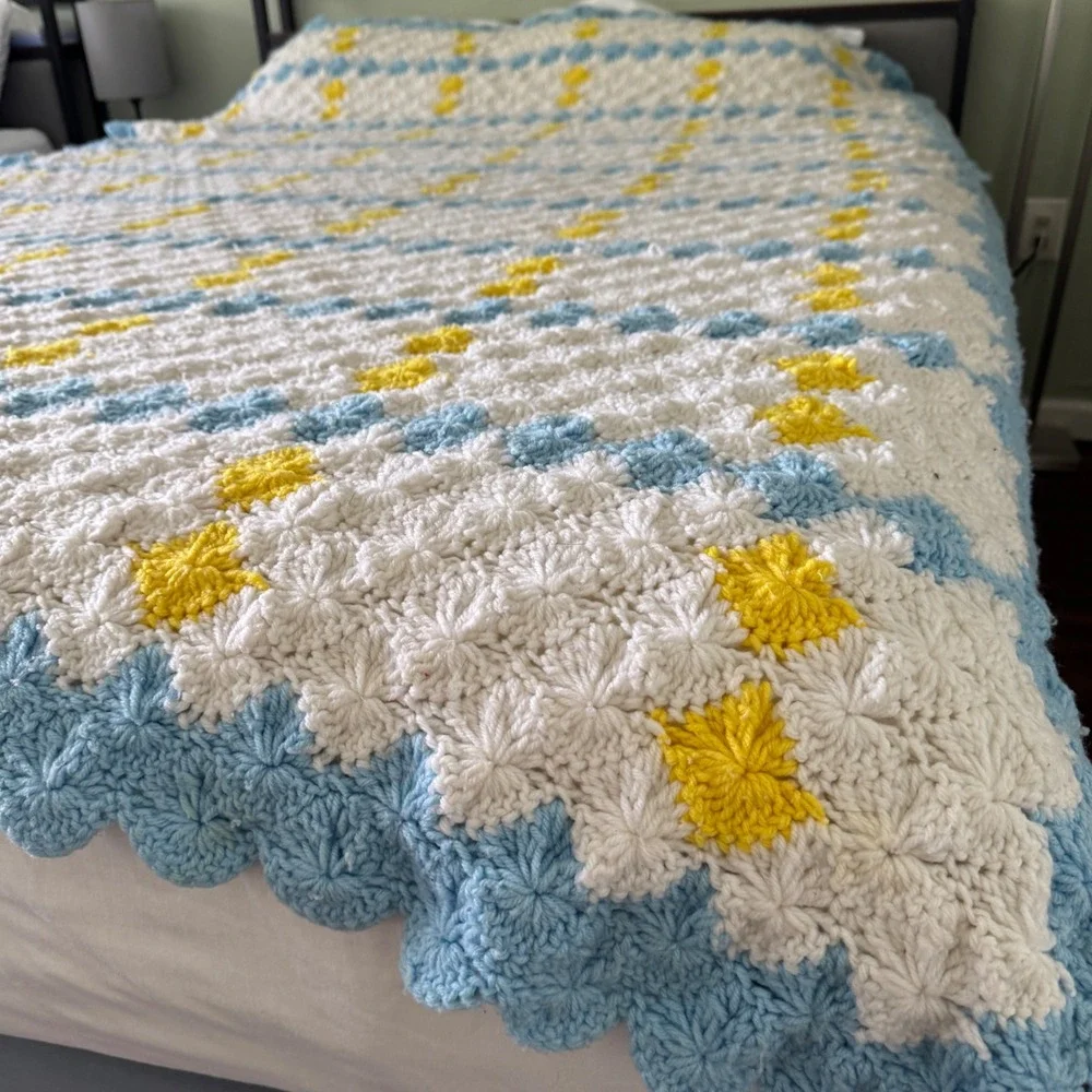 Handmade Crochet Afghan Blanket White Blue Yellow Starburst Scalloped Edge 86x64